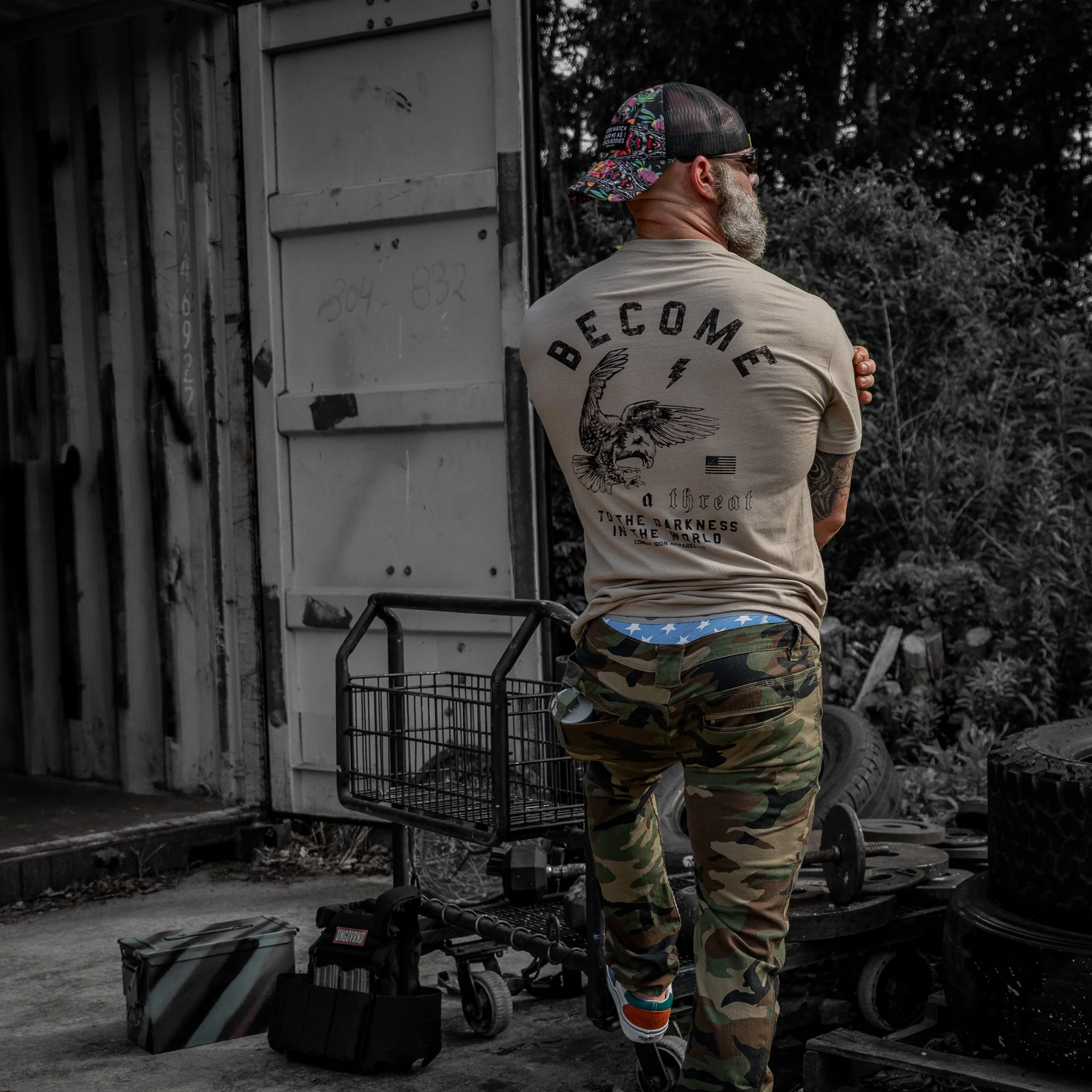 Become A Threat To The Darkness Men's T-Shirt - Image 7