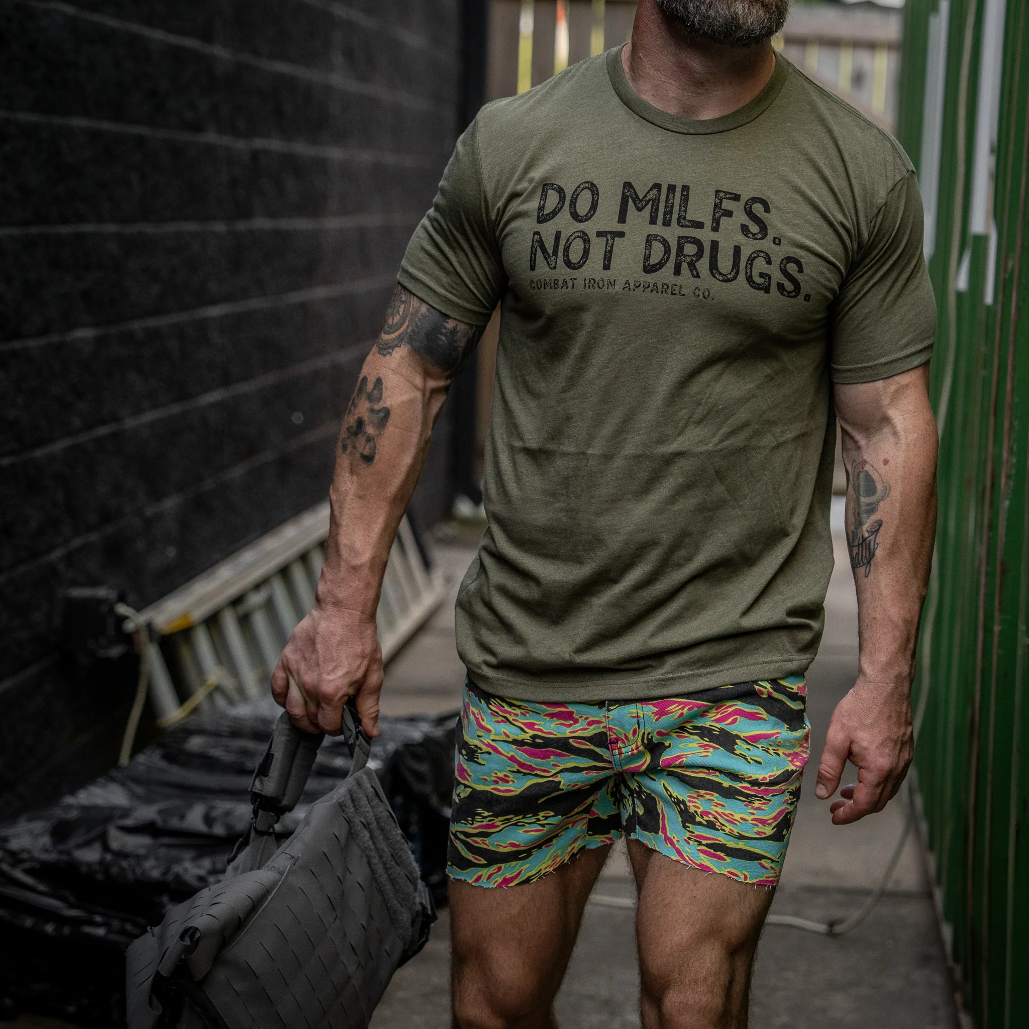 Do Milfs. Not Drugs. Men's T-Shirt - Image 12