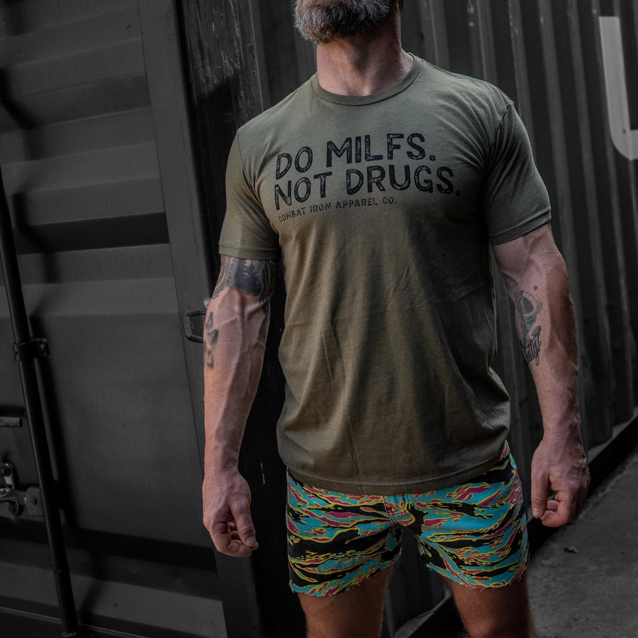 Do Milfs. Not Drugs. Men's T-Shirt - Image 16