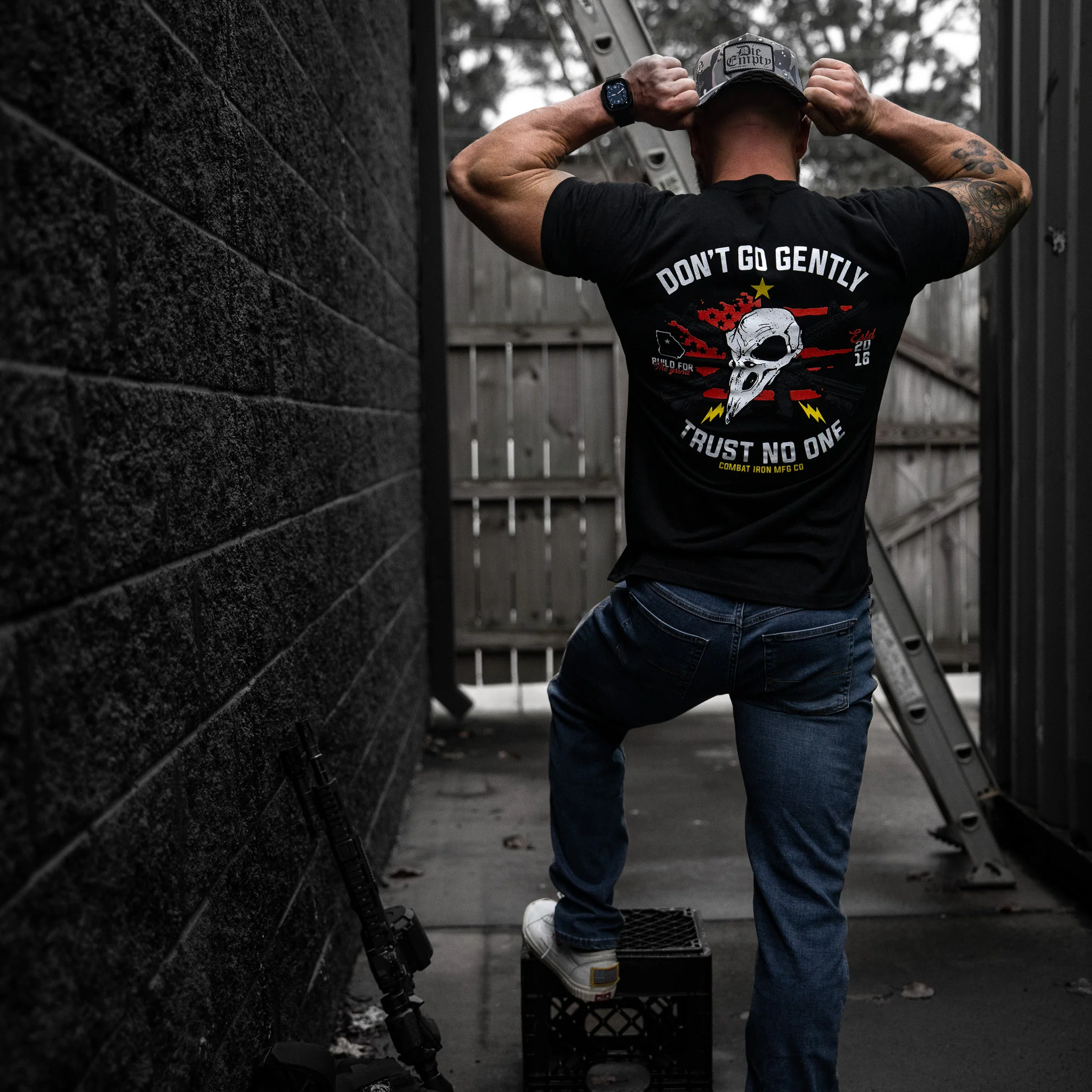 Don't Go Gently. Trust No One Men's T-Shirt - Image 4