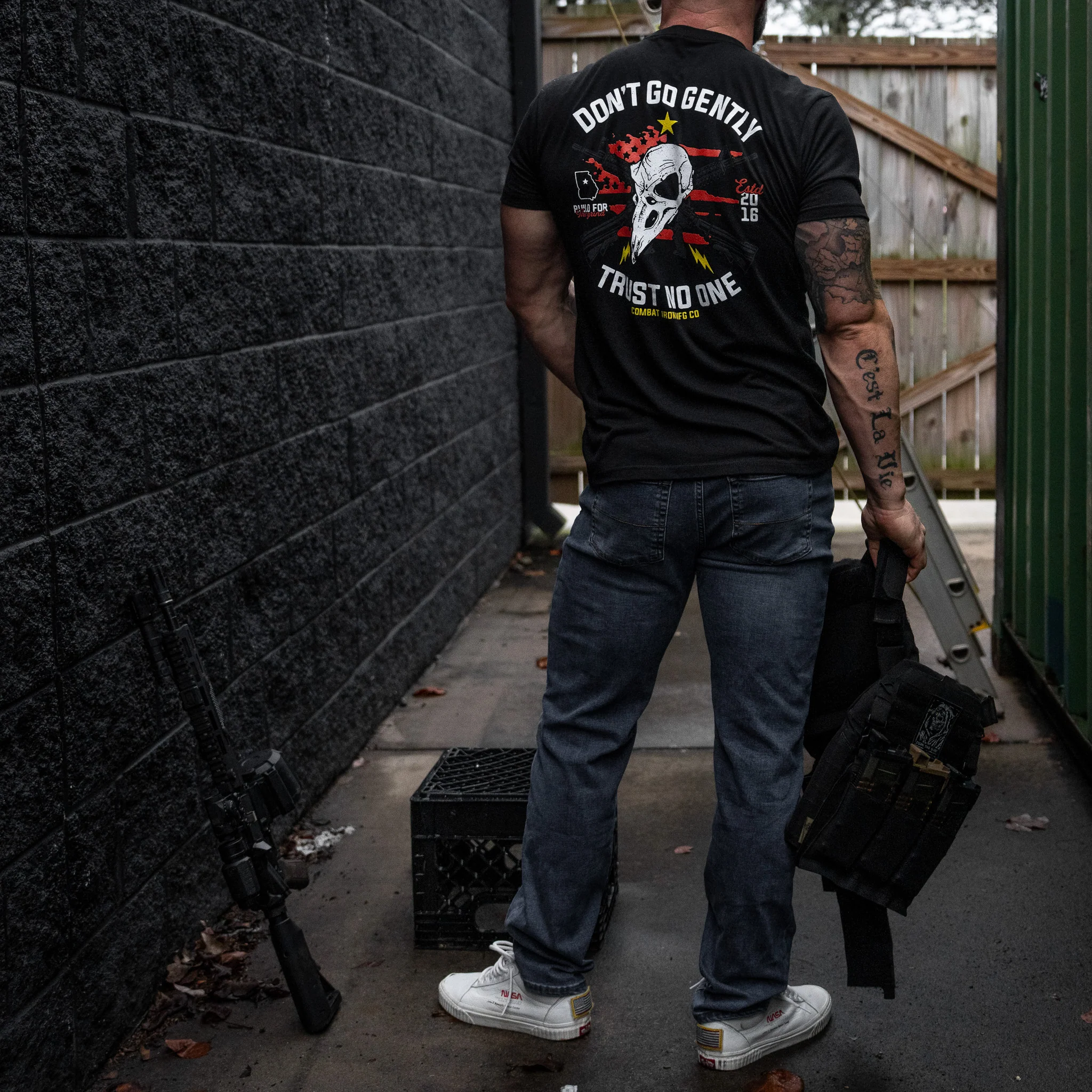 Don't Go Gently. Trust No One Men's T-Shirt - Image 5