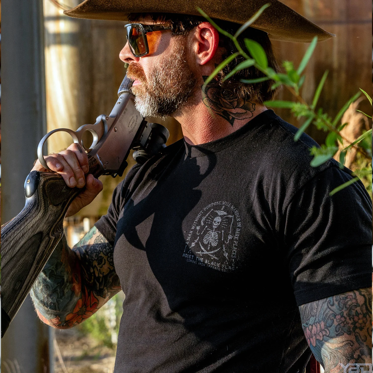 Hoist the Black Flag Skull & Bones Men's T-Shirt - Image 4