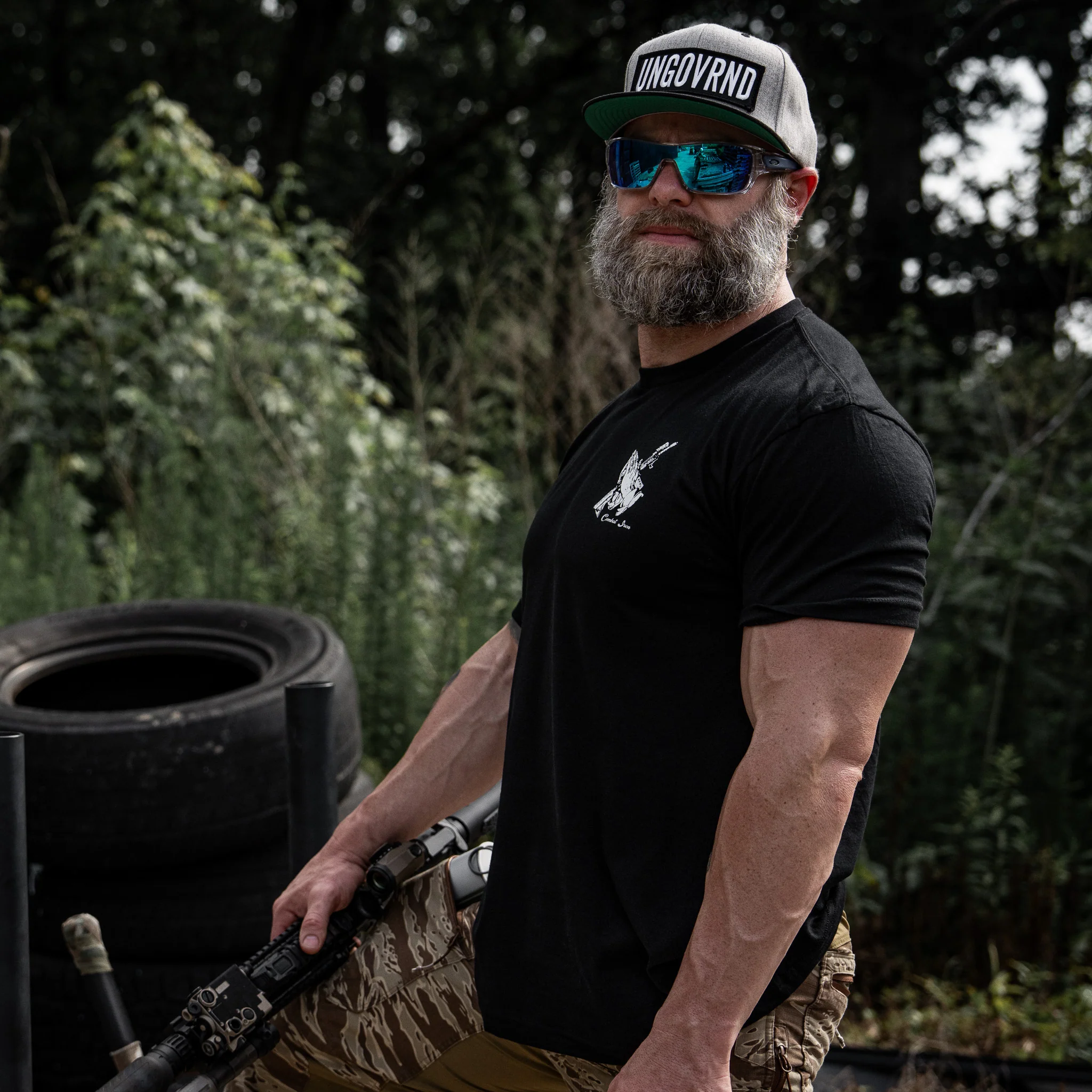 In Guns We Trust Men's T-Shirt - Image 5