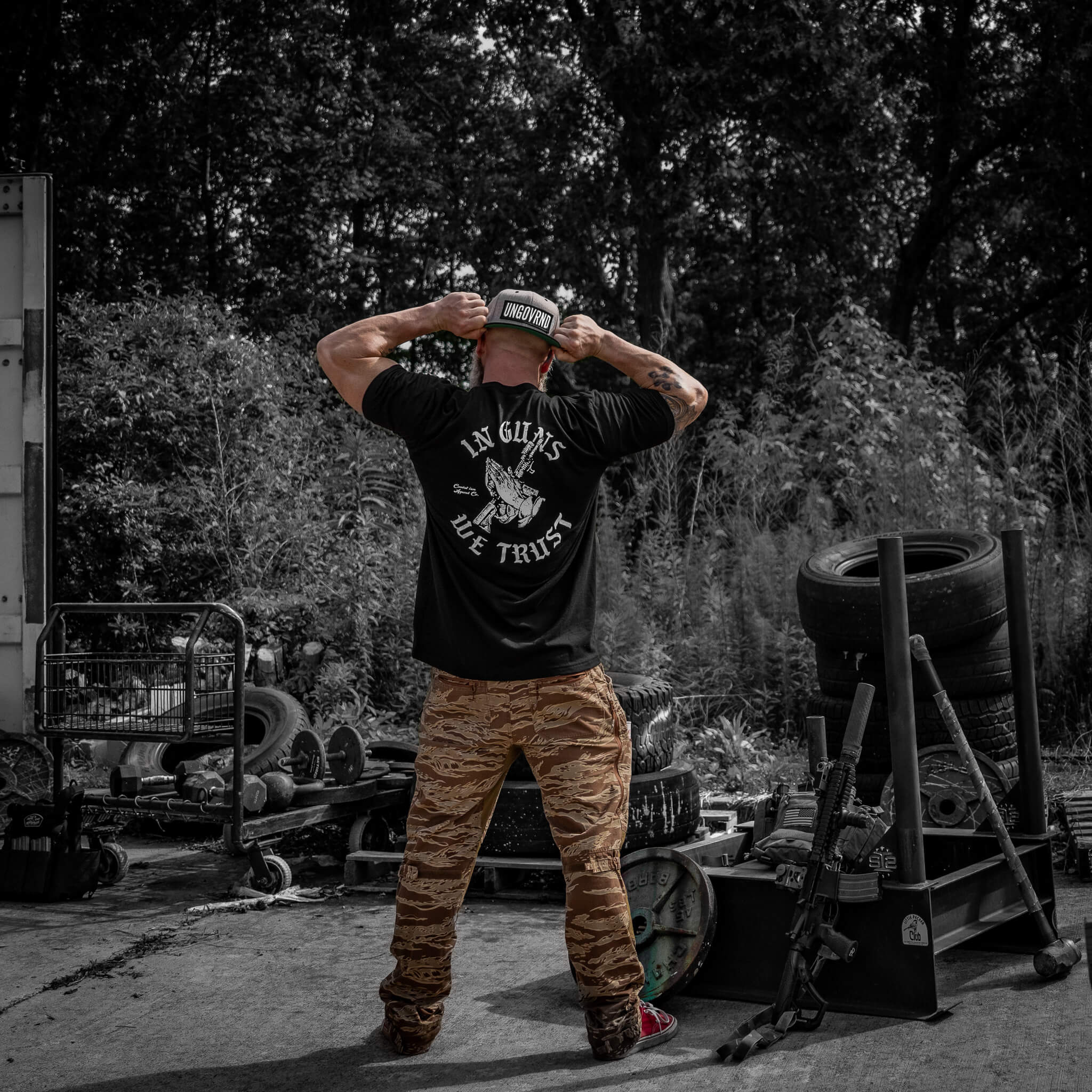 In Guns We Trust Men's T-Shirt - Image 6