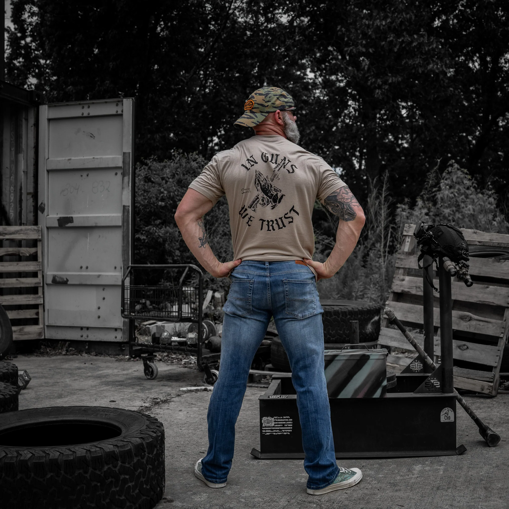 In Guns We Trust Men's T-Shirt - Image 9