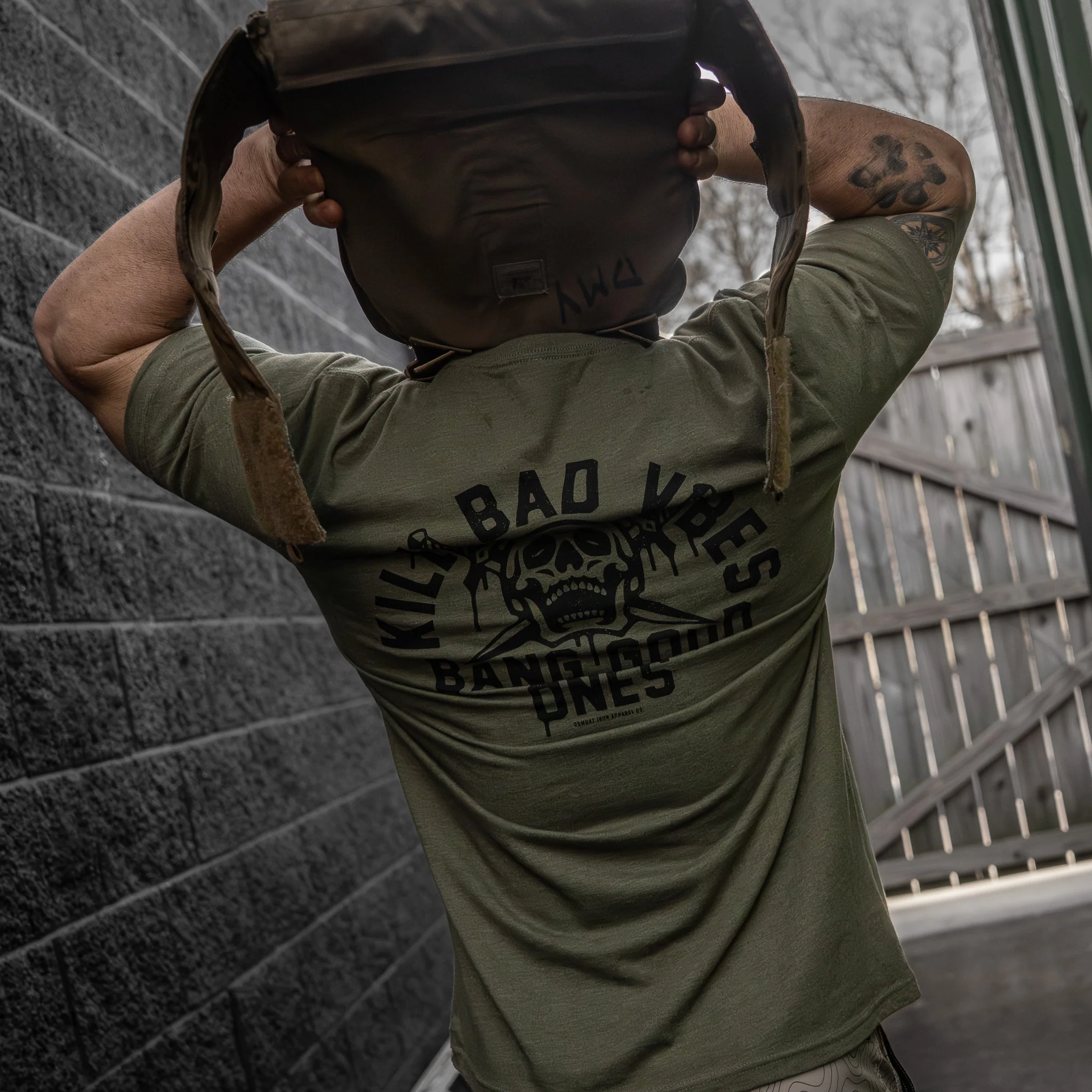 Kill Bad Vibes. Bang Good Ones Skull Men's T-Shirt - Image 15
