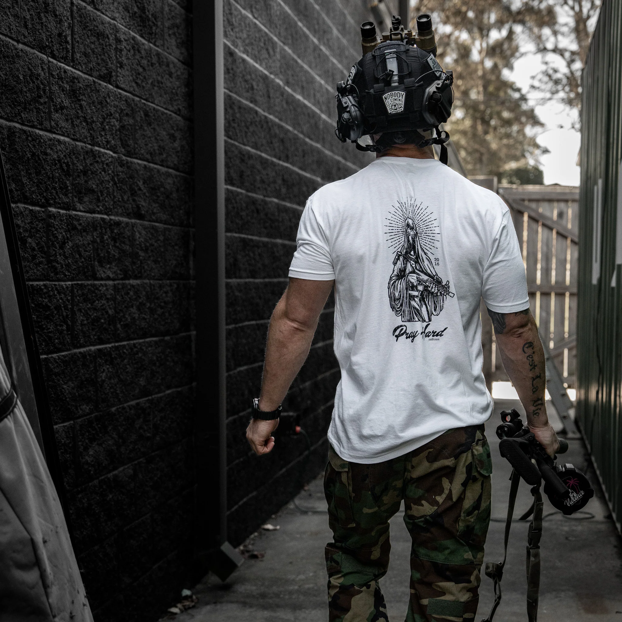 Pray Hard Men's T-Shirt - Image 3