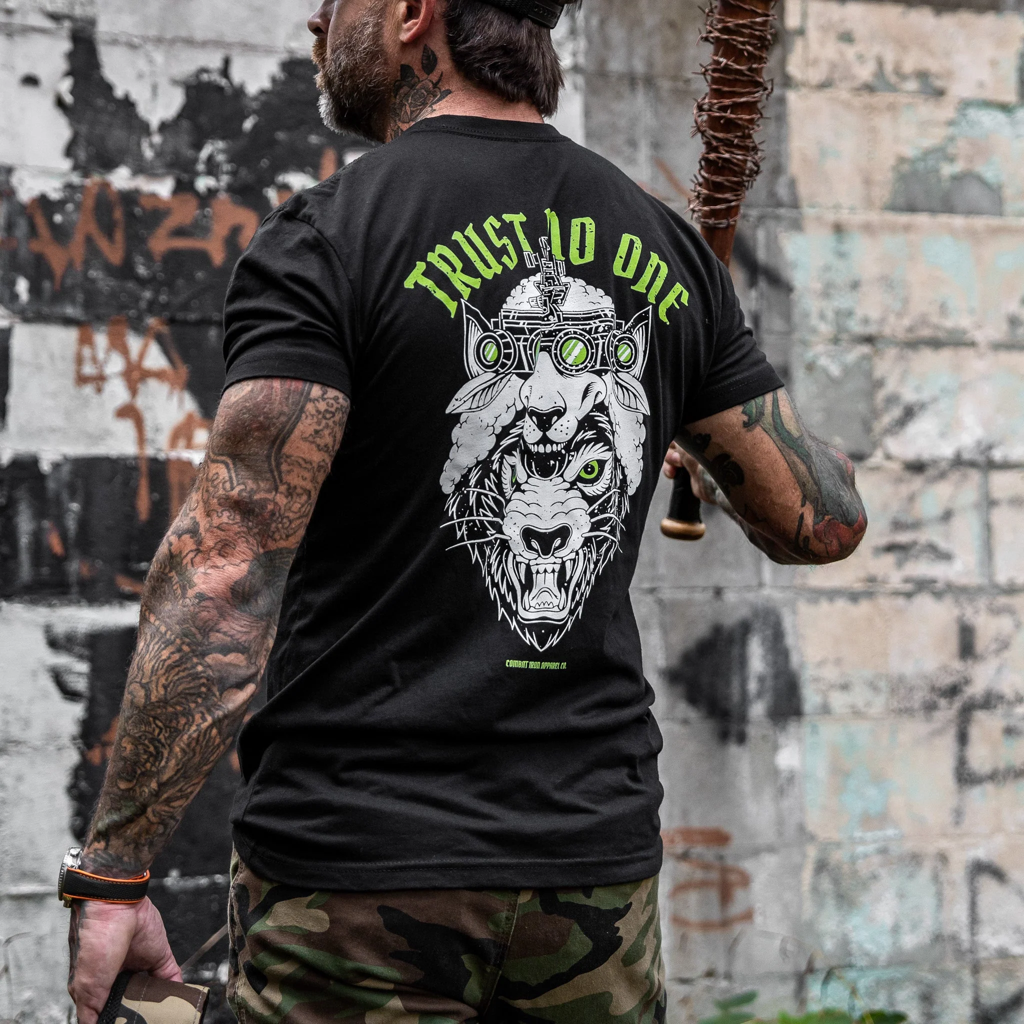 Trust No One Wolf Men's T-Shirt - Image 5