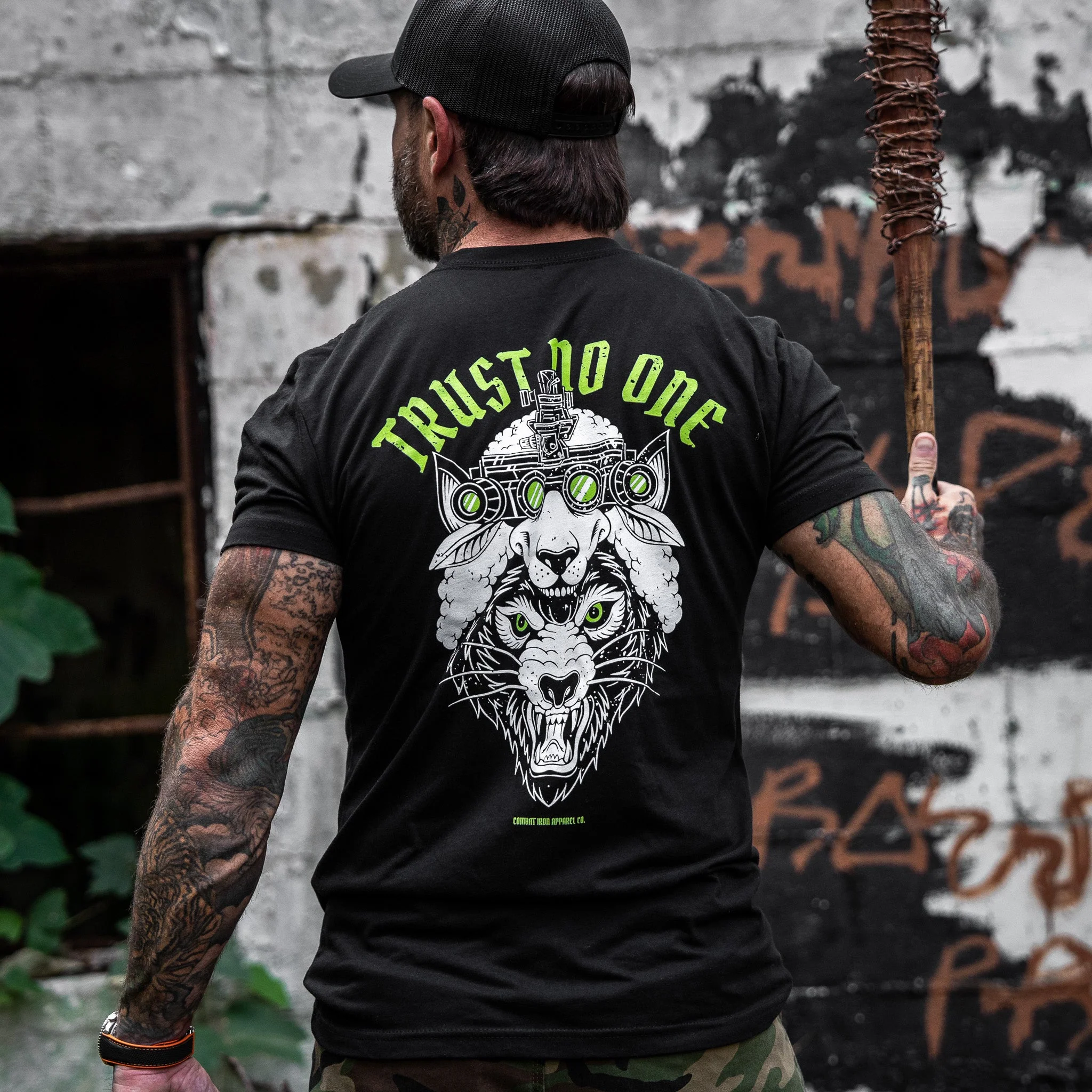 Trust No One Wolf Men's T-Shirt - Image 6
