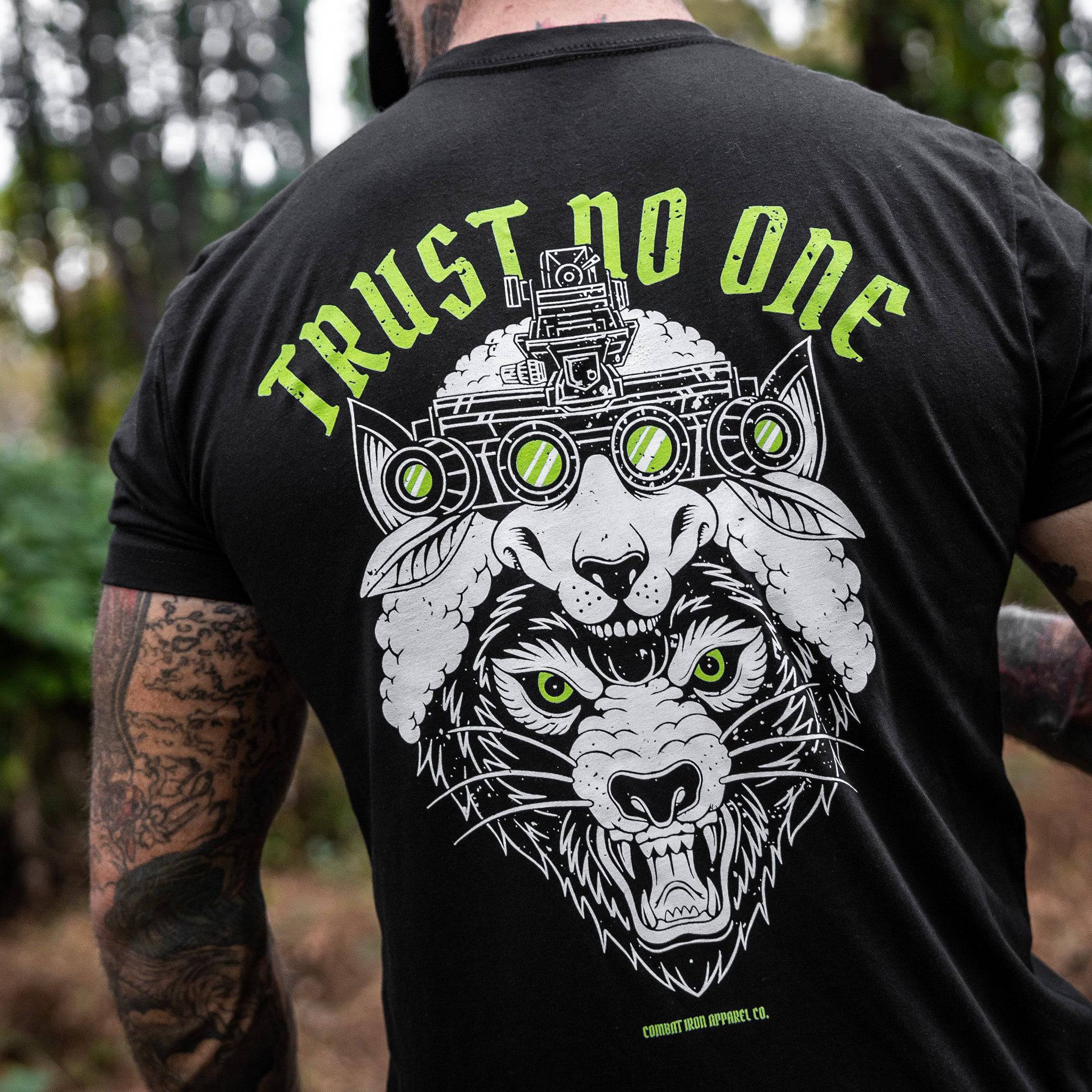 Trust No One Wolf Men's T-Shirt - Image 7