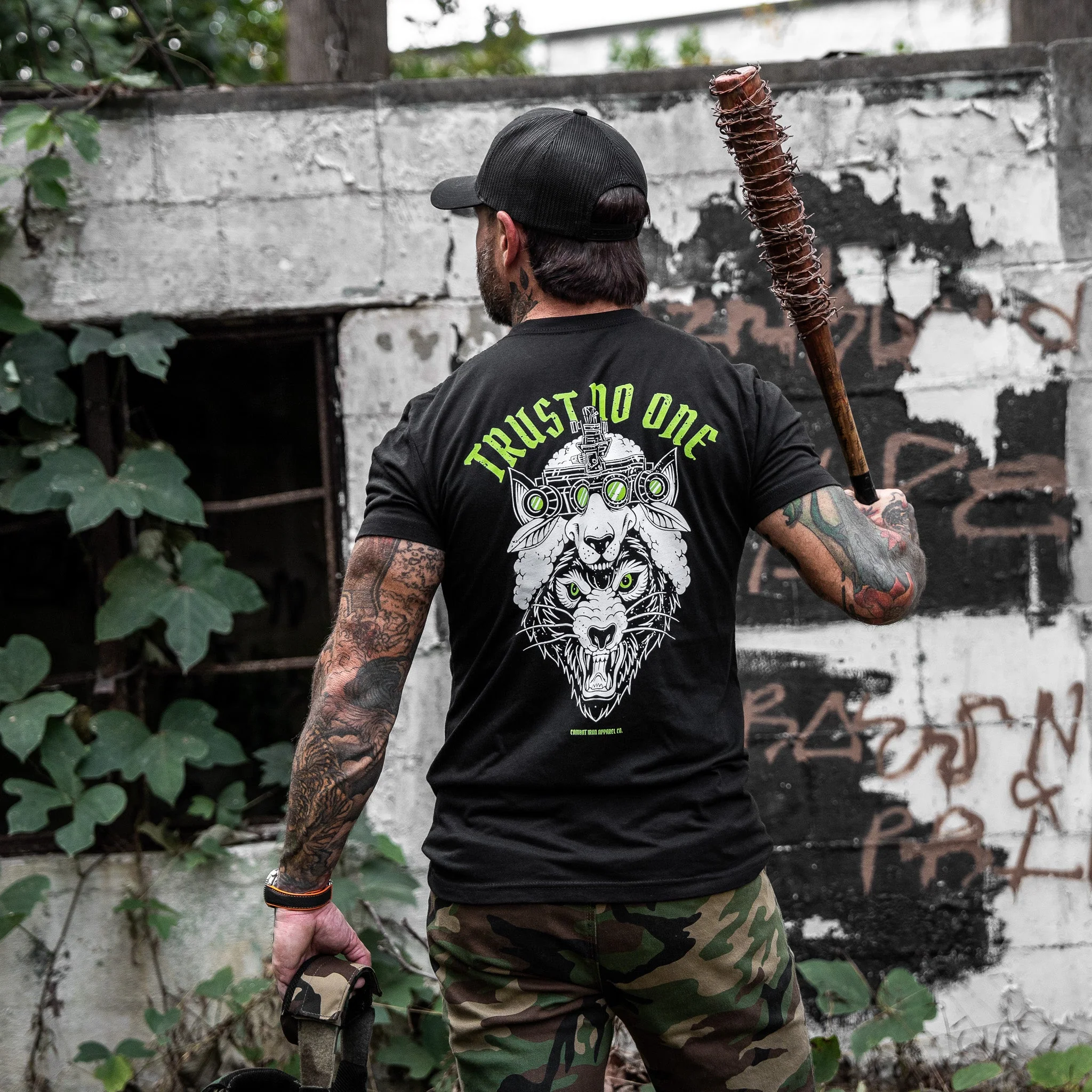 Trust No One Wolf Men's T-Shirt - Image 8