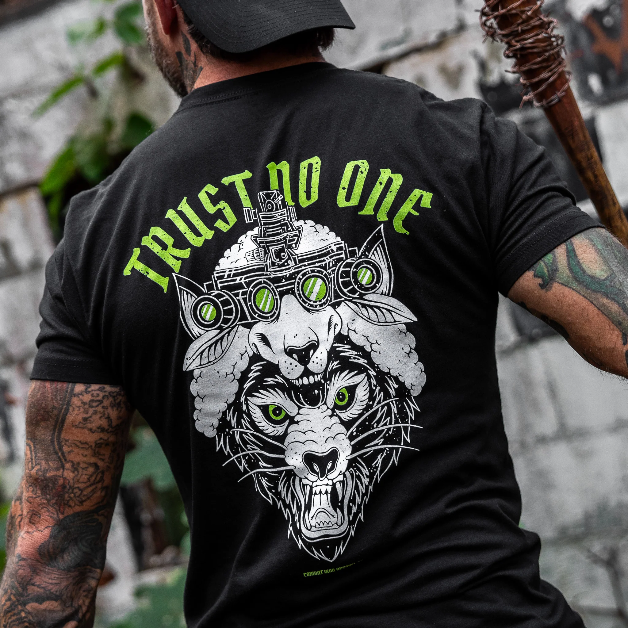 Trust No One Wolf Men's T-Shirt - Image 9